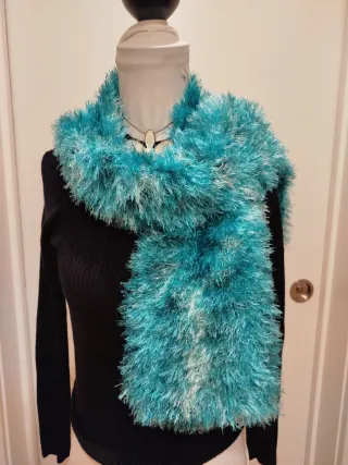 Bufanda tejida a mano turquesa y blanca