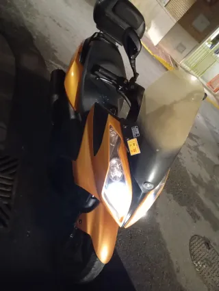 Moto 125cc Naranja con Baúl