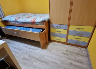 Habitación juvenil con cama nido.