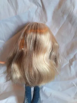 Bratz Cloe con look glamuroso