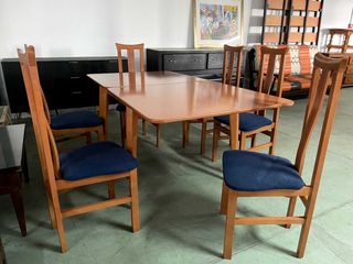 Mesa extensible y 6 sillas de madera