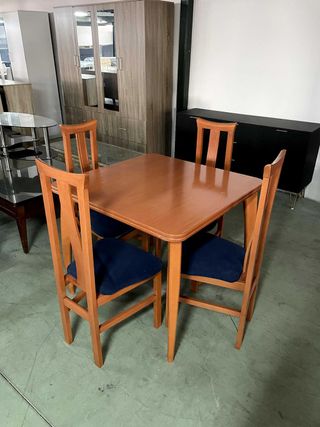 Mesa extensible y 6 sillas de madera