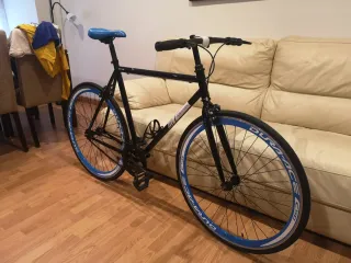 Bicicleta Fixie negra y Azul 700x28c