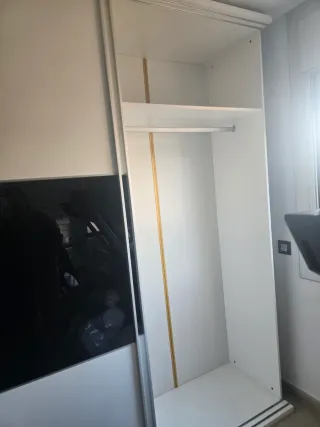 Armario puertas correderas cristal y madera