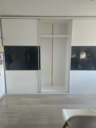 Armario puertas correderas cristal y madera