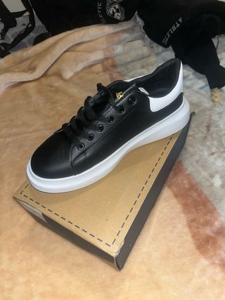 Zapatillas Negras y Blancas