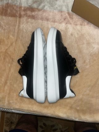 Zapatillas Negras y Blancas