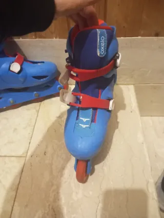 Pattini in linea blu e rossi