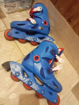 Pattini in linea blu e rossi