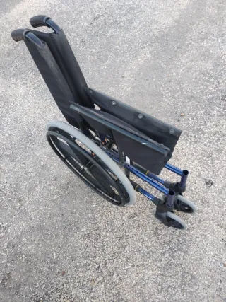 Silla de ruedas Breezy negra y azul