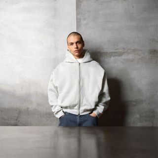 Sudadera gris con cremallera y capucha