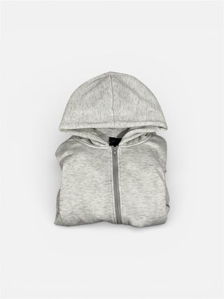 Sudadera gris con cremallera y capucha