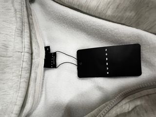 Sudadera gris con cremallera y capucha