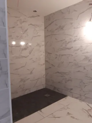 Convierte tu baño viejo en uno moderno y elegante.
