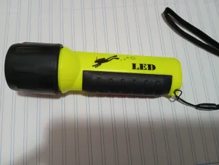 Linterna de buceo LED amarilla