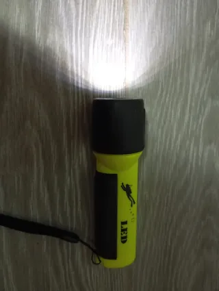 Linterna de buceo LED amarilla