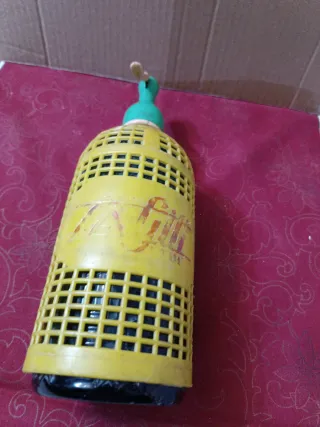 Sifón de soda amarillo vintage