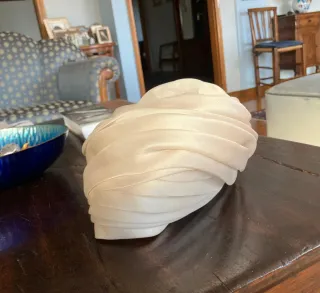 Cappellino da cerimonia in organza, color panna.