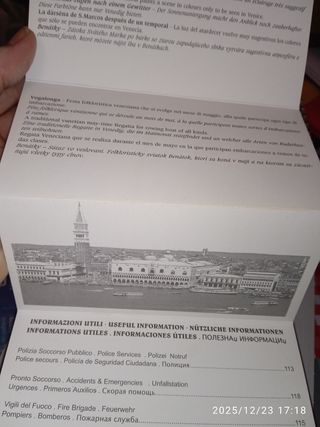 Pieghevole con 70 fotocartoline e guida di Venezia