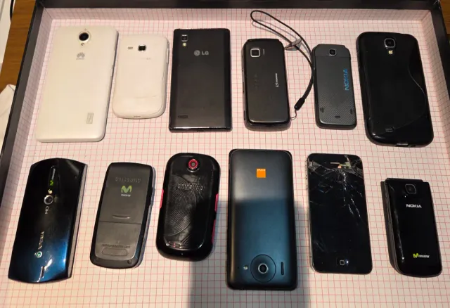 12 moviles variados a 3€ unidad