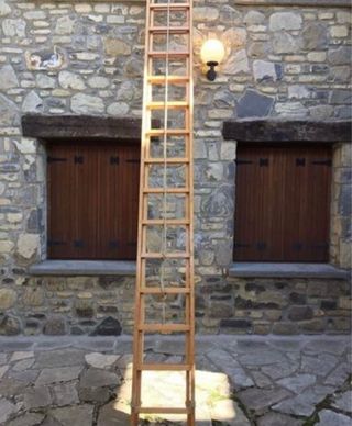 Escalera de cuerda de madera