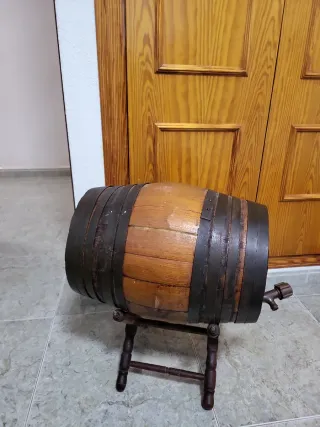 Bidón de vino antiguo con soporte