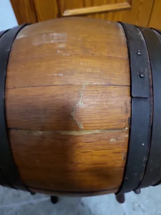 Bidón de vino antiguo con soporte