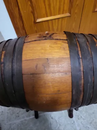 Bidón de vino antiguo con soporte