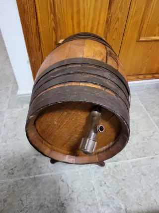 Bidón de vino antiguo con soporte