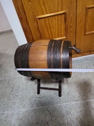 Bidón de vino antiguo con soporte