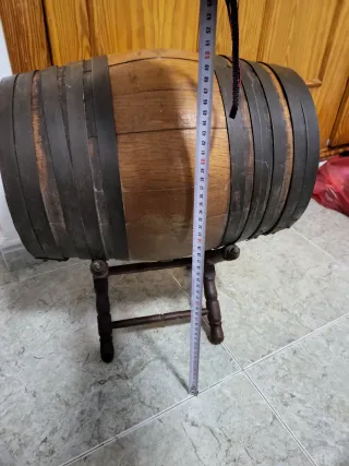 Bidón de vino antiguo con soporte