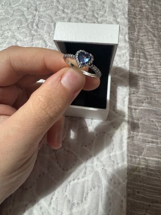 Anillo  plateado con corazón azul brillante plata
