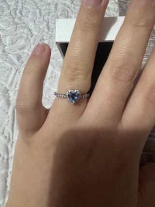 Anillo  plateado con corazón azul brillante plata