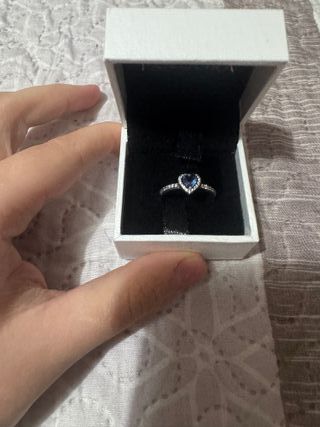 Anillo  plateado con corazón azul brillante plata