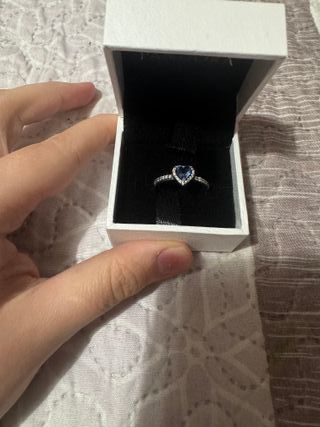 Anillo  plateado con corazón azul brillante plata
