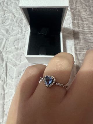 Anillo  plateado con corazón azul brillante plata