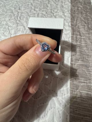Anillo  plateado con corazón azul brillante plata