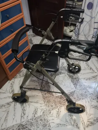 Andador para mayores con asiento
