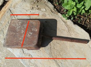 Recogedores  antiguos de metal y madera