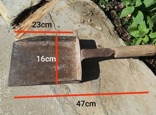 Recogedores  antiguos de metal y madera