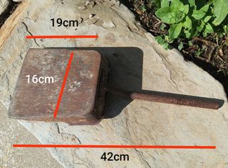 Recogedores  antiguos de metal y madera