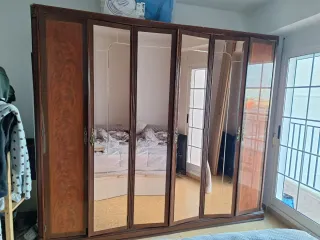 Armario de madera 2m con puertas de espejo