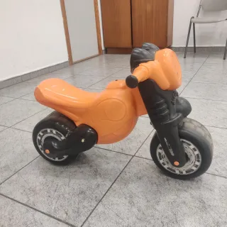 Moto de juguete rosa y azul