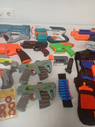 Lote de pistolas Nerf y accesorios