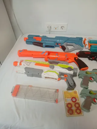 Lote de pistolas Nerf y accesorios
