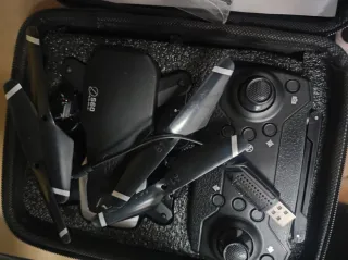 Dron negro y multicolor con accesorios