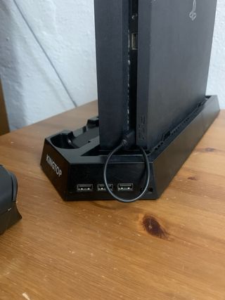 PlayStation 4 Slim + 2 Mandos + Base Refrigeración