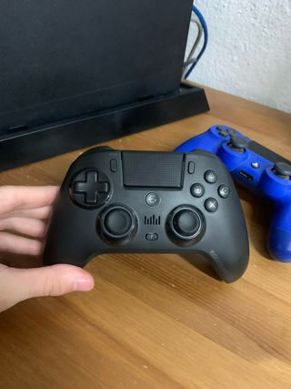 PlayStation 4 Slim + 2 Mandos + Base Refrigeración