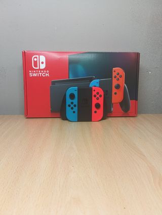 Nintendo Switch completa con caja y accesorios