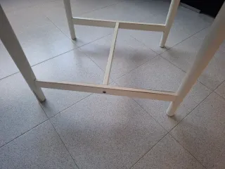 Mesa Ikea blanca con cajón